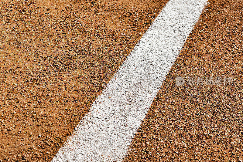 在棒球/垒球菱形污垢上涂上白色的界外线